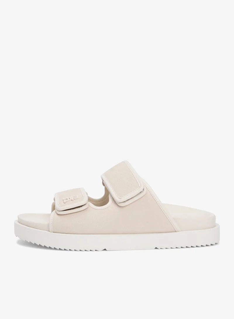 تومي هيلفيغر صنادل جلدية بشريطين مسننين